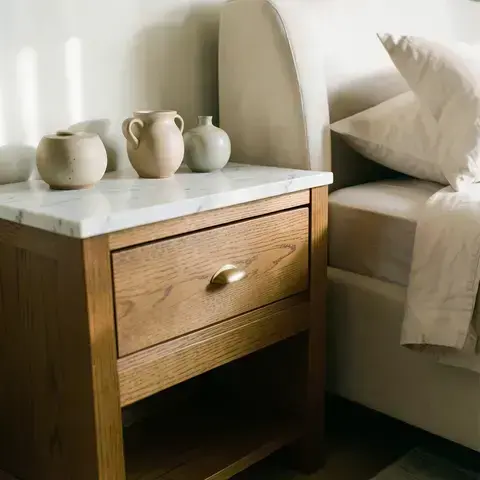 シブヤ区のナイトテーブルとドレッサー