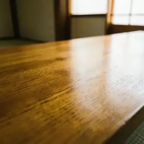 tung油の塗装工程で磨かれたナラ材表面