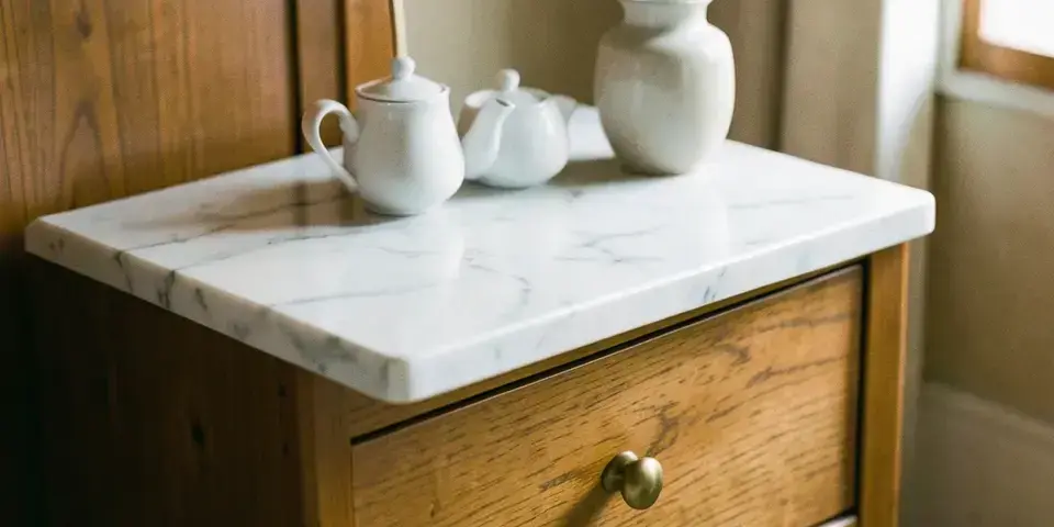 大理石天板のナイトテーブルと陶器のティーセット